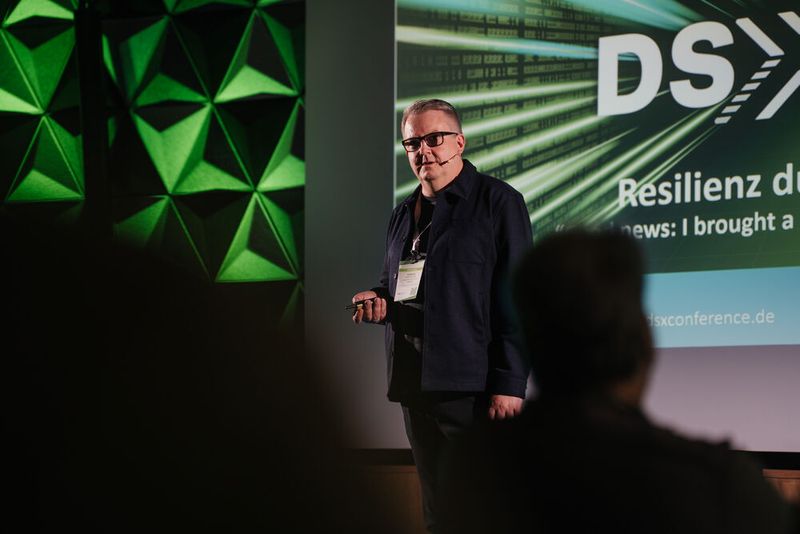 Thomas Sievers (Member of the intacs Advisory Board – Leader of the intacs Working Group „Data Management SPICE“, INTACS) bei seinem Best-Practice-Vortrag „Gute Prozesse, starke Daten – Resilienz durch Prozessreife“. (Bild:  Manuel Emme Fotografie)