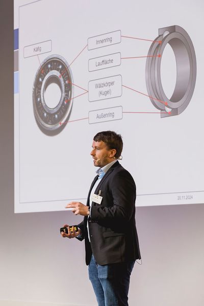 Lagerkoller? Nicht mit uns! Wie sie Wälzlagerschaden erkennen und vorbeugen, erfuhren die Teilnehmer von Manuel Zürcher, Friedrich-Alexander-Universität Erlangen-Nürnberg. (Bild: Stefan Bausewein)
