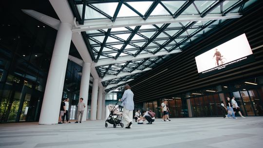 Die „Bosch Hall“ ist ein Kulturzentrum im Erdgeschoss des neuen Firmensitzes.(Bild:  Bosch)