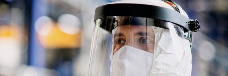 Für die Mitarbeitergesundheit ist das korrekte Anlegen von persönlicher Schutzausrüstung in der Produktion heute ebenso zentral wie für die Aufrechterhaltung des Geschäftsbetriebs.(Bild:  Halfpoint/shutterstock.com)