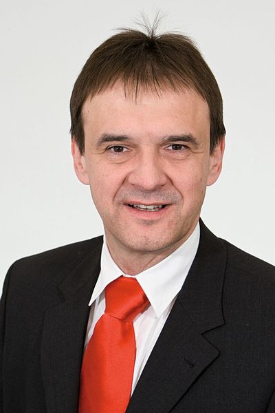 „Akzeptiert werden nur Lösungen, die  möglichst beiden Seiten, Betreiber und An- lagenbauer, einen Nutzen versprechen”,  erklärt Jürgen Barth, Key Account Manager  für den Bereich Werkzeugmaschinen bei der  Fanuc Robotics Deutschland GmbH.  (Bild: Fanuc)