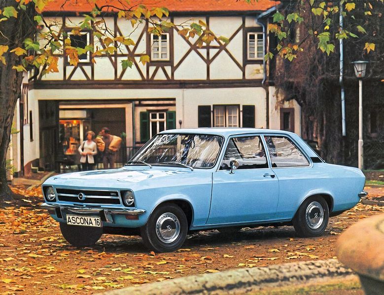 Die Modellbezeichnung 16 war der Hinweis auf einen 1,6-Liter-Benziner, der zwischen 44 kW/60 PS und 50 kW/68 PS leistete. Hatten die ersten Modelle noch einen Aluminium-Kühlergrill mit quadratischen Scheinwerferzierblenden, ebenfalls aus blank eloxierten Aluminium, kamen ab August 1971 schwarze Scheinwerferzierblenden zum Einsatz. Auch der Kühlergrill wurde schwarz lackiert, behielt aber einen alufarbenen Rahmen sowie einen alufarbenen Mittelsteg.  (Bild: Opel)