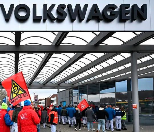 So sah es letzten Montag im Zuge der Warnstreiks vor vielen Volkswagen-Werken in Deutschland aus. Die Tarifverhandlungen laufen aber weiterhin zäh, weshalb die IG Metall für kommenden Montag zu verschärften Warnstreiks aufruft, so die dpa.(Bild:  IG Metall)