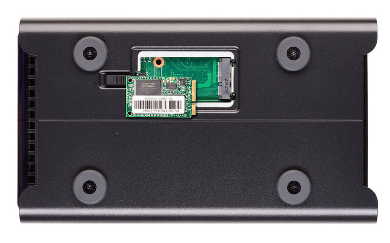 Werden als Datenspeicher herkömmliche HDDs verwendet, dann kann eine optionale mSATA-SSD als Cache zusätzliche Geschwindigkeit bringen. Für sie gibt es einen eigenen Steckplatz im Boden des Drobo 5N2. (Drobo)