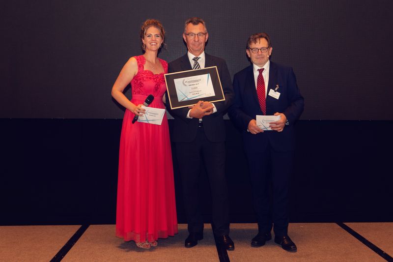 In der Kategorie Personalmanagement nimmt Stefan Löffler den Silber-Award für das Datenverarbeitungszentrum Mecklenburg-Vorpommern entgegen. Gold geht an P&I, Platin erhält Haufe-Lexware. (Offenblen.de)