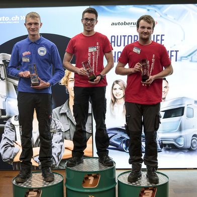 Die drei Erstplatzierten beim Eurocup 2025 in Bern: (v. li.) Hannes Wirsing aus Deutschland (Platz 2), Janik Schumacher (Platz 1) und Lars Hayoz, beide aus der Schweiz. (Bild: Schmidt - VCG)