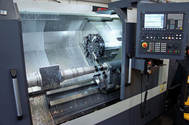 Mit einer neuen Leadwell-Drehmaschine haben Roman Willi und sein Team das Leistungsspektrum des Unternehmens deutlich erweitert: Die Fertigung hochkomplexer Drehteile gehört seither zum Alltagsgeschäft. (Bild: Wirox)
