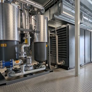 Neben jedem Kompressor (rechts im Bild) befindet sich ein Adsorptionstrockner des Typs BD 360+ZP, der die Druckluft auf einen Drucktaupunkt von weit unter -40 °C entfeuchtet. (Bild:  Atlas Copco)