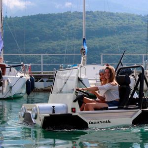 Das jüngste Vehikel des Tuners Ludovic Lazareth hat das Zeug, ebenfalls zum Kultobjekt zu avancieren. Es basiert auf dem Mini Moke und macht als Amphibienfahrzeug zu Lande und zu Wasser eine gute Figur.(Bild:  Lazareth)