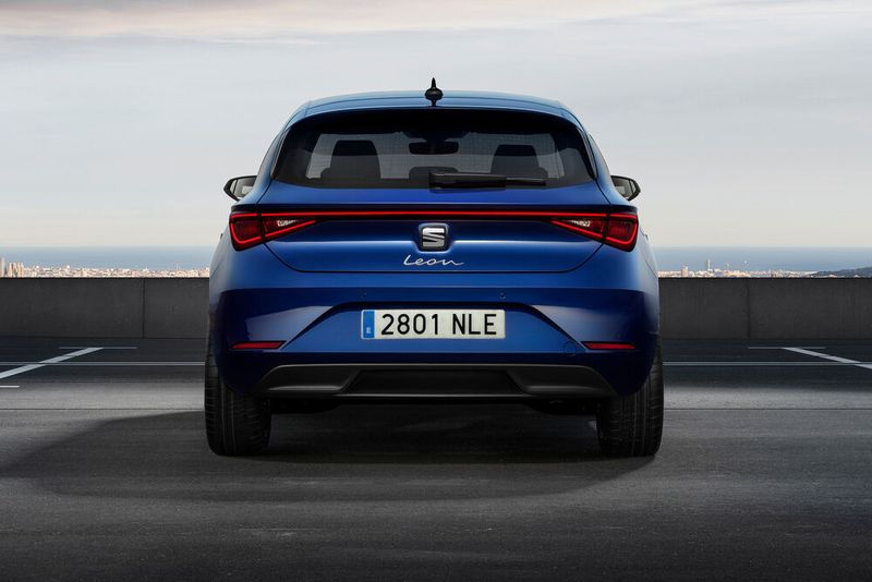 Auch das durchgezogene Hecklicht (gegen Aufpreis) haben die Designer von den beiden Modellen übernommen. (Seat)