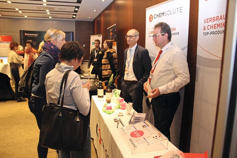 Th. Geyer zeigte seine Portfolio von Verbrauchsmaterialien und Chemikalien für die HPLC, außerdem hielt Dr. Detlev Lennartz einen Workshop über die Reproduzierbarkeit von HPLC-Messergebnissen. (LABORPRAXIS/Ottleben)