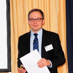 GKV-Hauptgeschäftsführer Dr. Oliver Möllenstädt, der die Lage der deutschen Kunststoffbranche detailliert schilderte, auf der Jahrespressekonferenz in Frankfurt am Main: „Trotz aller Zuversicht – Die im Vergleich zu den europäischen Nachbarn immer noch fast unzumutbar hohen Stromkosten belasten die Kunststoffverarbeitenden Unternehmen in Deutschland mittlerweile sehr. Das schwächt die Marktposition und mindert die Investitionsbereitschaft. Es droht die Abwanderung ins Ausland.“
