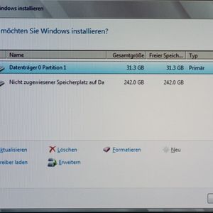 Abbildung 1: Bei der Installation wird zunächst nur die Formatierung und Serverversion (Core oder Normal-Installation) abgefragt. Sprache, Tastatur und anderes sind Einstellungen des fertigen Betriebssystems. Die Abbildung zeigt ein 3 x 146 GB RAID 5, dass in zwei Partitionen unterteilt ist.