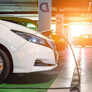 Der modulare Aufbau ermöglicht das Mitwachsen des Systems mit dem steigenden Bedarf nach
Lade­möglichkeiten in Mehrfamilienhäusern oder KMUs. (sun2wheel)