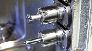 In der Langdrehmaschine werden erst alle Konturen hergestellt und anschließend mit dem Logiq MM Face der 15,3 Millimeter lange Sechskant auf ein Ende der künftigen Antriebswelle gefräst. (Bild: Iscar)