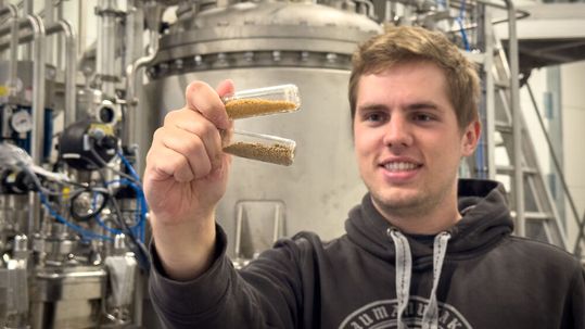 Jan Malte Nordmann mit Proben des Myzels(Bild:  Eat Beer)