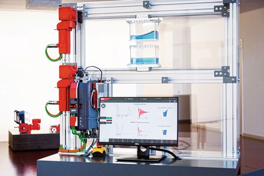 Herzstück des Movikit-Bundles: Das Softwaremodul Movikit Antislosh eignet sich speziell für horizontale Füll- und Verschließmaschinen. (Bild:  SEW)