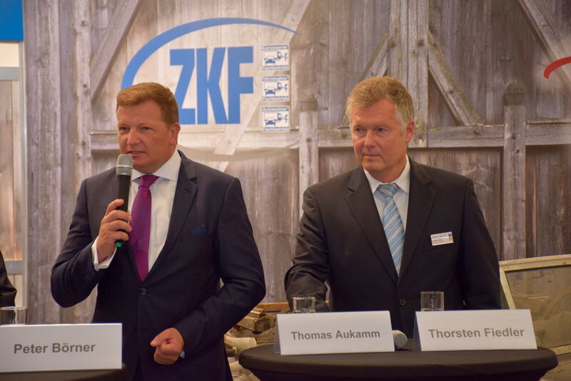 Thomas Aukamm mit Thorsten Fiedler, dem Vorstand Euro Garant AG (re.). (Dietz / »kfz-betrieb«)