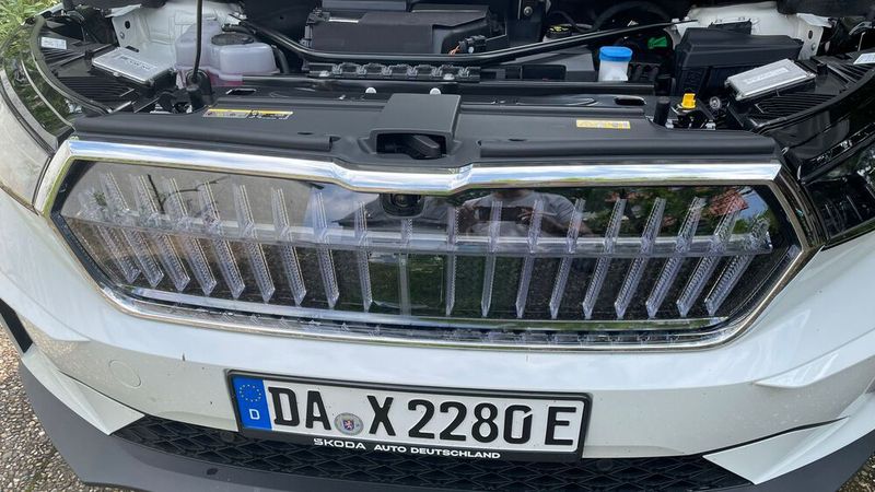 Der Kühlergrill ist ein Designelement geworden, vor allem wenn er in der Nacht leuchtet. (Bild: Grimm – VCG)