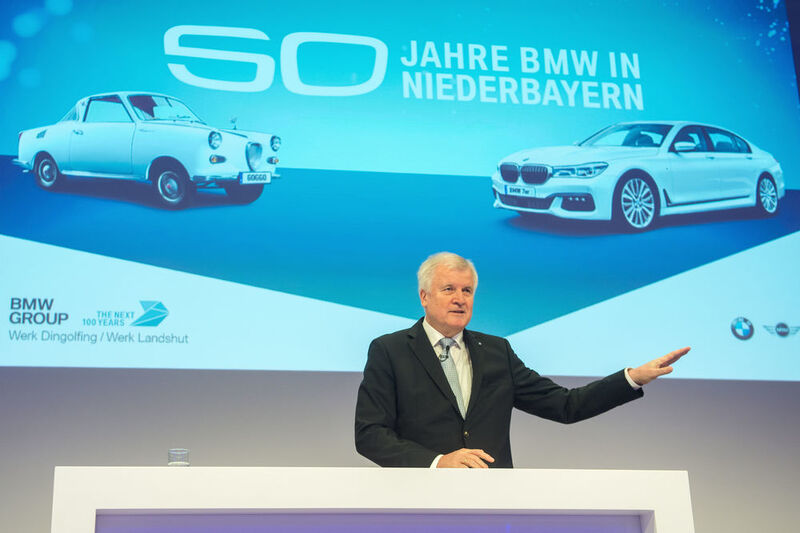 Bayerns Ministerpräsident Horst Seehofer: „Seit 1967 wirken Bayern und BMW für die Region Niederbayern zusammen wie Motor und Karosserie.“ (BMW)