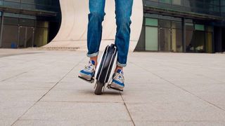 Monowheels wie das Ninebot One S2 sind sogenannte Elektrokleinstfahrzeuge. (KSR Group)