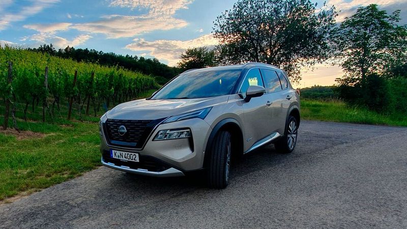 1. Das Design: Mit seinem eher robusten Design hebt sich der X-Trail von Nissans anderen, deutlich lifestyle-orientierteren Modellen Juke, Qashqai und Ariya ab. Gleichwohl wirkt seine Linienführung modern. (Bild: Mauritz – VCG)