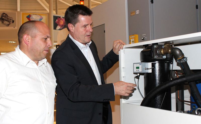 Bild 8: Firmenchef Gerd Neher (links) und Matthias Knoll, Geschäftsführer der Knoll Maschinenbau GmbH, an der Micropur-Testanlage sind sich einig: Auch beim Reinigen des für die Funkenerosion notwendigen Dielektrikums zeigt der Feinstfilter beste Ergebnisse.  (Bild: Neher/Knoll)