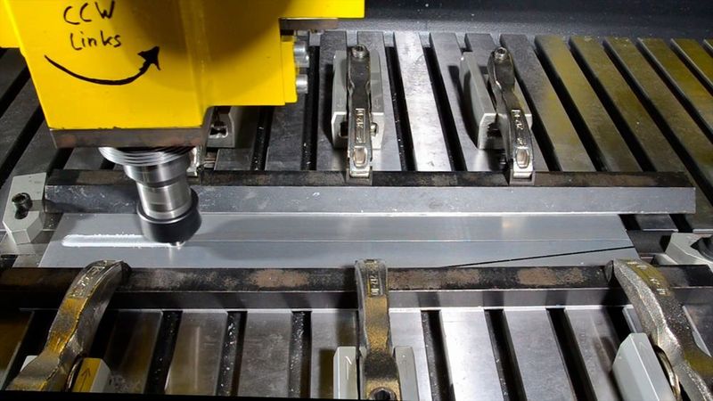 Die Forscher der MPA der Universtität Stuttgart sagen: „Nach aktuellen Schätzungen ist davon auszugehen, dass durch rührreibgeschweißte Hybridplatinen im Automobilbau das Gewicht der Rohbaukarosserien bei voller Sicherheit um etwa 10 % gesenkt werden kann.“ (MPA Stuttgart)