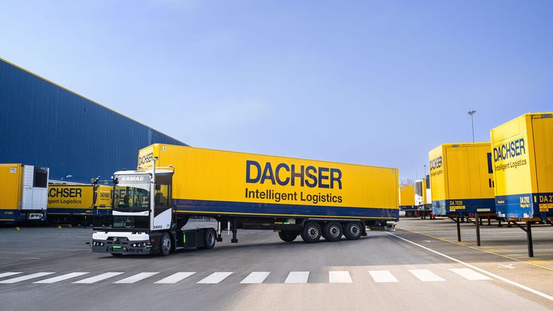 Autonom rangieren und mit bis zu 20 km/h unterwegs: Im Projekt „Safe20“ entstand ein Sicherheitskonzept für autonomen Werksverkehr.(Bild:  Dachser)