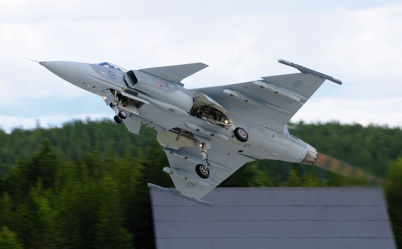 Le Gripen NG, chasseur multirôle suédois de nouvelle génération, alliant performance, polyvalence et capacités opérationnelles avancées, capable d’opérer depuis des pistes courtes ou improvisées. (Source : © perjak03 - stock.adobe.com)