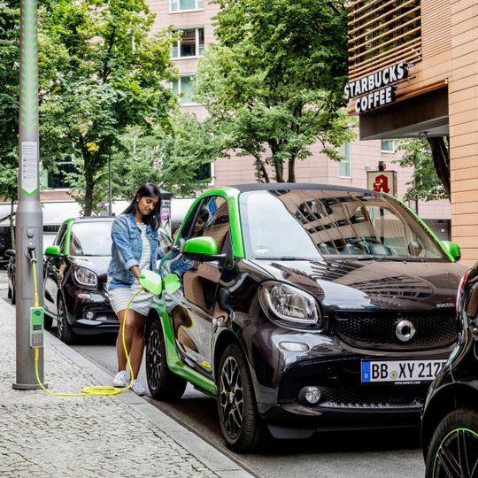 25.056 Elektroautos kamen im vergangenen Jahr in Deutschland neu auf die Straße.(Bild:  Daimler)