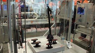 Igus zeigt auf dem Stand einen Prototypen des Seilroboters, der die Funktionalität veranschaulicht. (Bild: Eric Schulz)