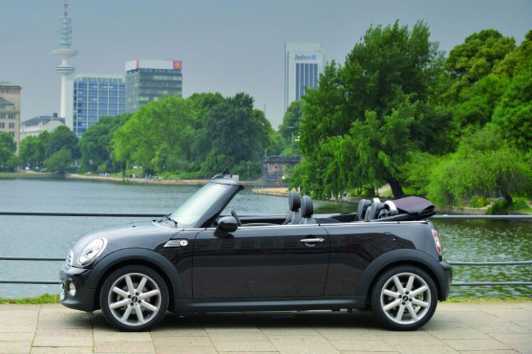 Einen Doppelsieg fährt das Mini One Cabrio ein: In der Klasse der offenen Fahrzeuge kommt es nicht nur auf den besten Prozentwert (57,5 %), sondern auch auf die geringsten Einbußen in absoluten Zahlen. (Foto: Mini)