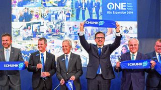 One Team – One Family – One Future: Mit einem Festakt hat Schunk Anfang Mai den Neubau am Standort Morrisville eröffnet. Zusammen mit den Neubauten in Brackenheim-Hausen und Mengen wird Schunk bis Mitte 2020 insgesamt 85 Mio. Euro in seine Standorte investieren. (Schunk)