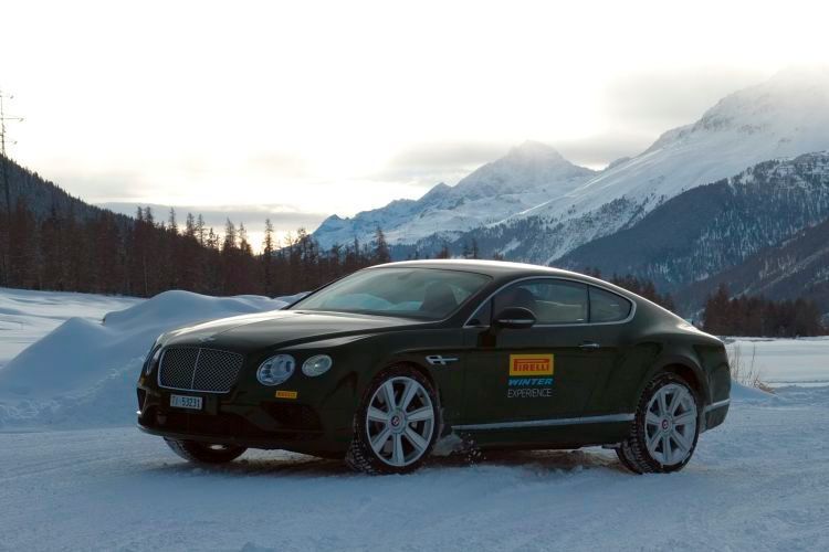 Auch Elefanten können tanzen: Mit Pirelli Sottozero 3 bereift, legt der Bentley Continental eine flotte Sohle aufs eisige Parkett. (Jan Rosenow)