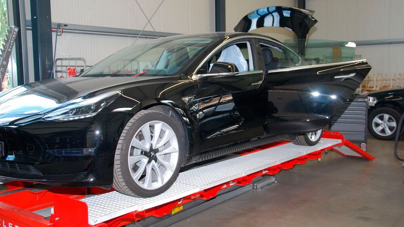 Vögeli in Bonn ist auch Tesla-Body-Shop. (Bild: Wenz)