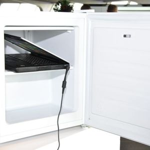 Laptop im Eisschrank: Statt wie bei früheren Präsentationen den Rechner aufmerksamkeitswirksam auf den Boden fallen zu lassen, entschieden sich die Panasonic-Techniker dieses Mal für eine andere Methode, die die Robustheit ihrer Produkte demonstrieren soll.(Foto:  Dominsky)