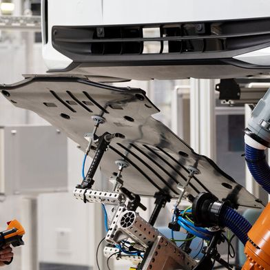 Versuche für automatisiertes Handling mit anschliessender Montage einer Unterbodenverkleidung am Fraunhofer IWU (mit Projektleiter M.Eng. Marcel Lorenz). (Bild: Fraunhofer-Institut für Werkzeugmaschinen und Umformtechnik IWU)