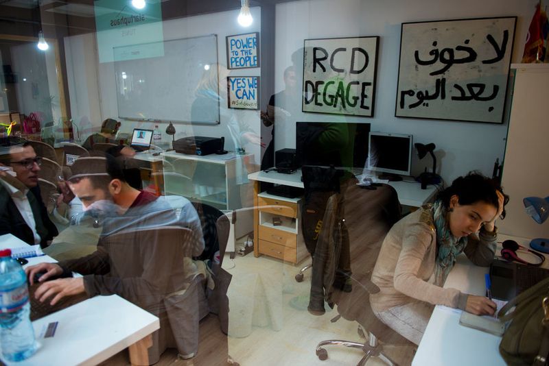 Jungunternehmer arbeiten in den Büroräumen des Startup Hauses Tunis. Dort können sie sich mit Gleichgesinnten austauschen. (Michael Gottschalk/photothek.net)