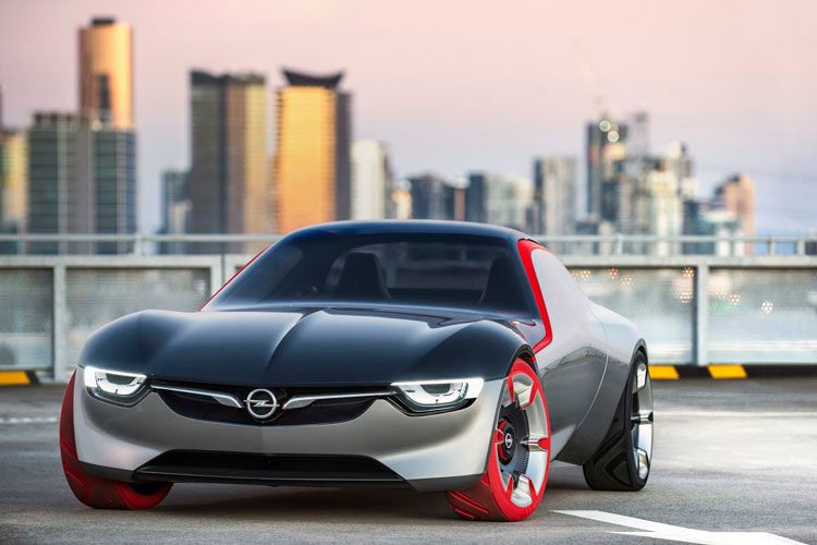 Türen und Seitenscheiben bilden ebenso eine glatte Fläche wie Frontscheibe und Panoramaglasdach. Die weit nach unten gezogene Motorhaube betont die ansonsten schlichte Front mit den schmalen LED-Scheinwerfern. (Foto: Opel)