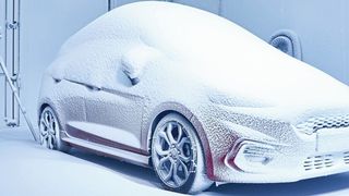 Im neuen Testzentrum von Ford lassen sich alle Witterungsbedingungen simulieren, etwa Schnee und Regen. (Ford)