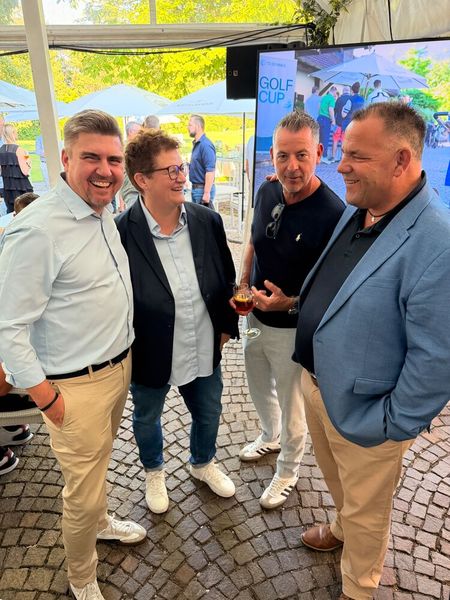 (v. l.) Markus Fritz (Acronis) kam erst am Abend und freut sich auf inspirierende Gespräche mit Elisabeth Vogel und Michael Görner (TD SYNNEX) und Ole Behrens (Bechtle) (Bild: Vogel IT-Medien)