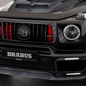 Außen gibt es martialische Anbauteile aus Karbon ...(Bild:  Brabus)
