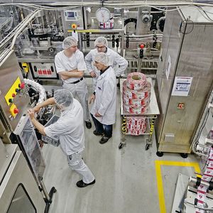 Einblick in die Produktion von Emmi.(Bild:  Schneider Electric)