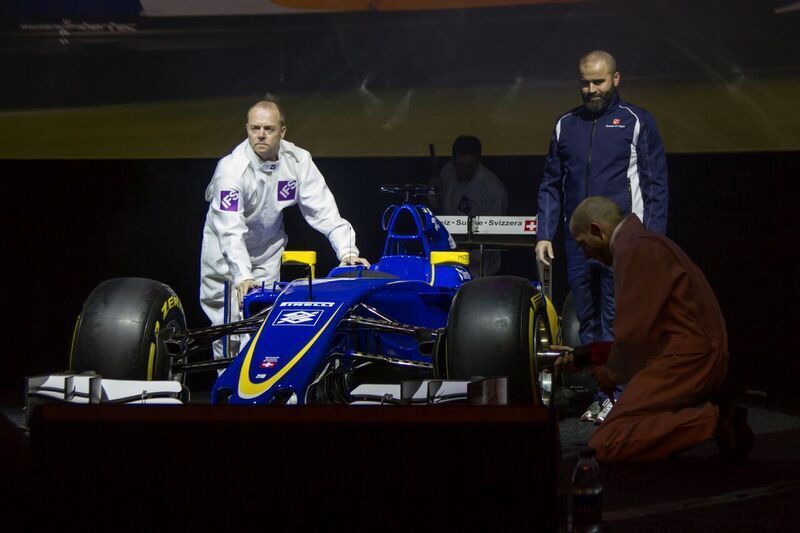 Ein Formel-1-Wagen wird von Mitgliedern des Sauber-Teams auf die Bühne geschoben. (© IFS)