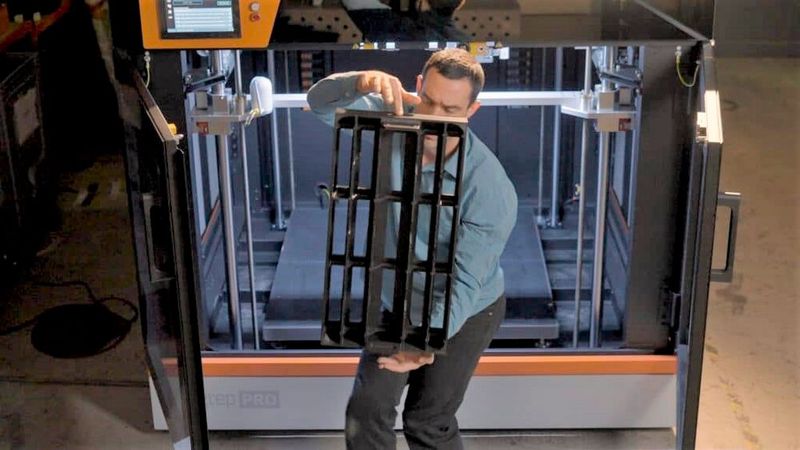 ...hier hat es ein Bigrep-Fachmann soeben als reales Bauteil aus dem großen 3D-Drucker, ebenfalls von Bigrep, geholt. (Bild: Bigrep)
