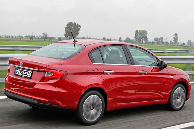 Zwar ist Deutschland kein vielversprechender Markt für Stufenheck-Modelle – da der Tipo-4-Türer dem 5-Türer aber bis auf das Heck gleicht, haben viele Händler die frühere Verfügbarkeit der Limousine genutzt, um ihre Kunden bereits im März Probe fahren zu lassen. (Foto: FCA)