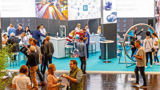 Auf dem Messestand von Drivemotive erhielten interessierte Inhaber von freien Werkstätten ein kostenloses Startpaket. Es beinhaltet nach Aussagen von Carat zehn Dongle, den Zugang zum eigenen Werkstatt-Dashboard und Werbematerialen.   (Bild: Drivemotive)