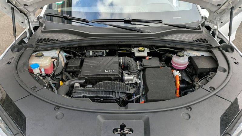 Ob nach 2035 nur Plug-in-Hybride und Range Extender erlaubt bleiben, oder auch konventionelle Verbrenner, ist eine der vielen noch offenen Fragen.(Bild:  Rosenow – VCG)