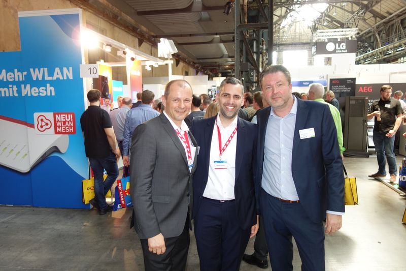 (v. l.) René Graf-Zucht und Florian Candas, AVM, mit Oliver Fernholz, ALSO, verpassen ihre eigene Verlosung: (Bild: IT-BUSINESS)